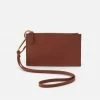 Hobo women Tour Pouch in Toffee